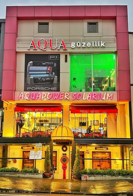 Aqua Güzellik Etiler — Nisbetiye Caddesi'ndeki binası ve AquaPower solaryum katı